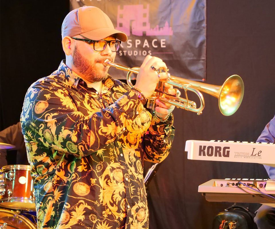 Cristiano Rocha playing a trumpet