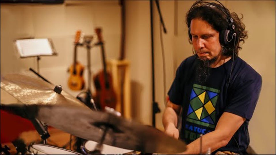 Cyro Zuzi playing the drums